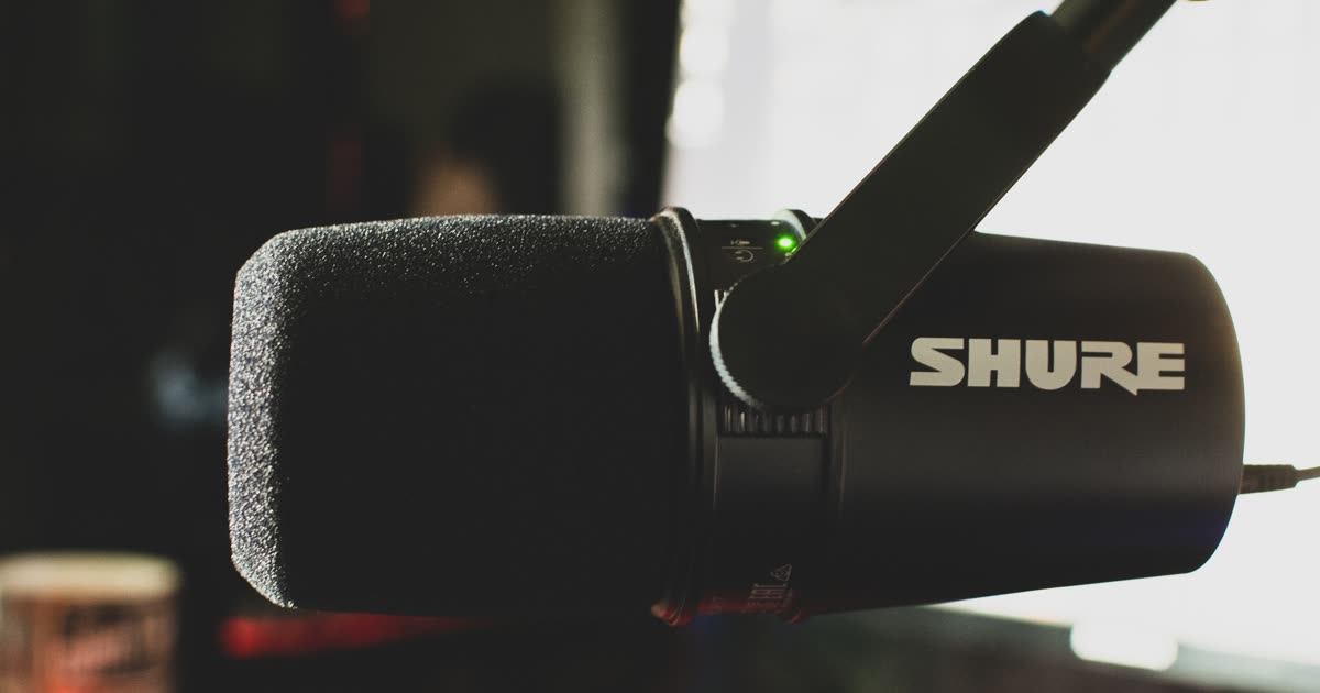 Best Microphone for YouTube If Your Room Is Noisy